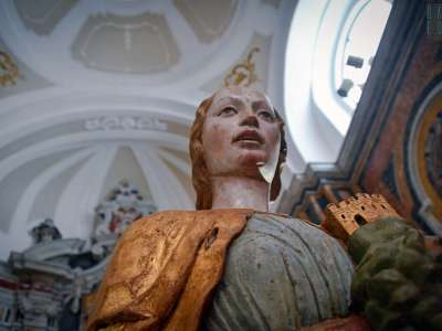 Il martirio della giovane � evidente osservando il seno destro, dove � presente una fessura nella quale doveva un tempo essere confitto il pugnale in bronzo che le diede la morte